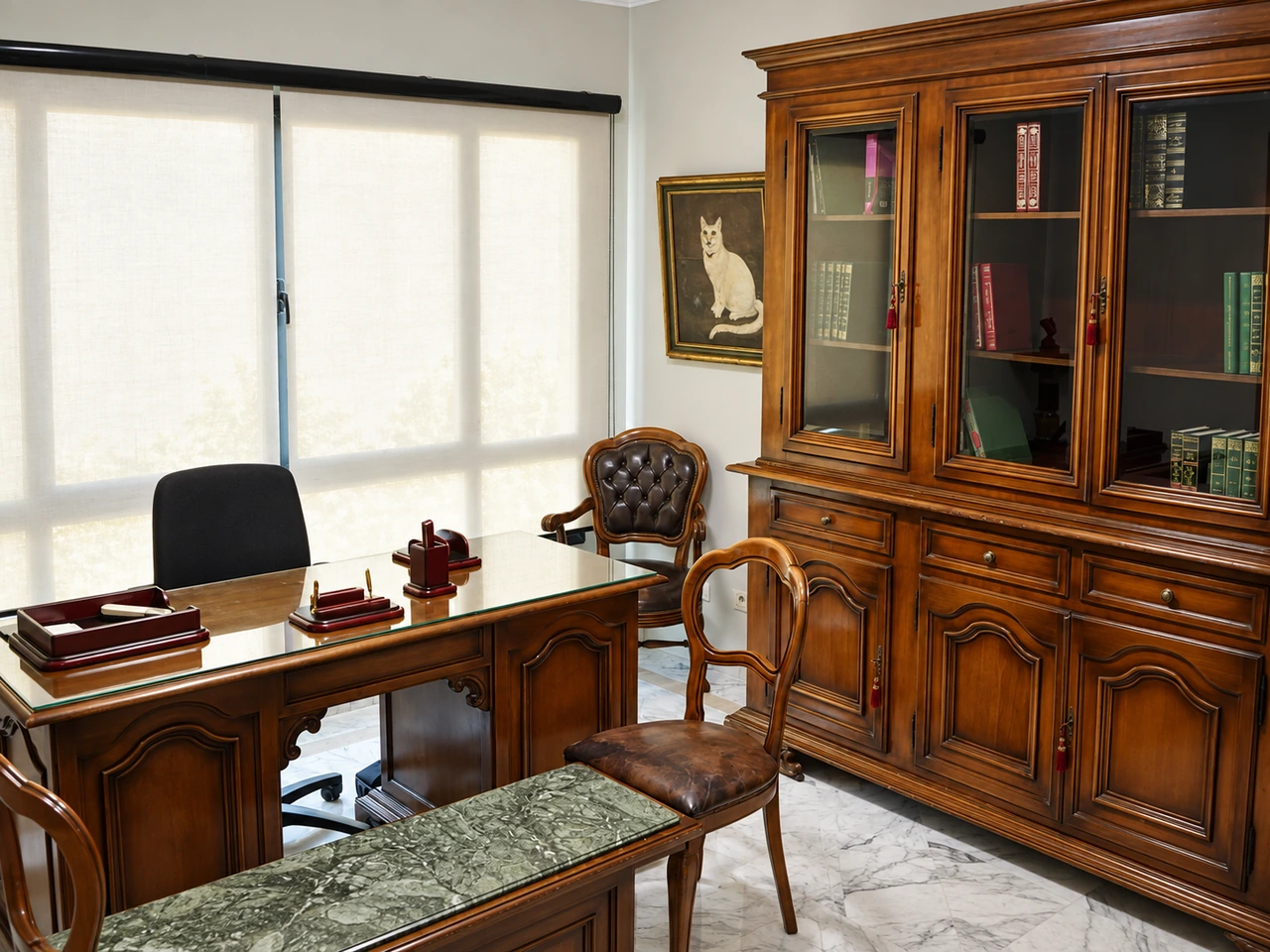 Bureau classique avec bibliothèque ancienne