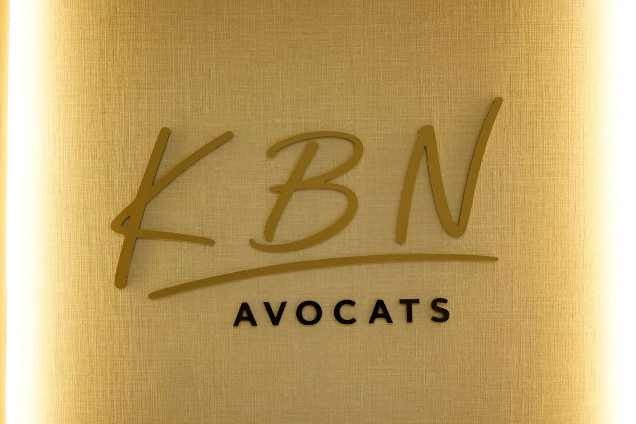 Logo KBN Avocats sur le mur de la réception