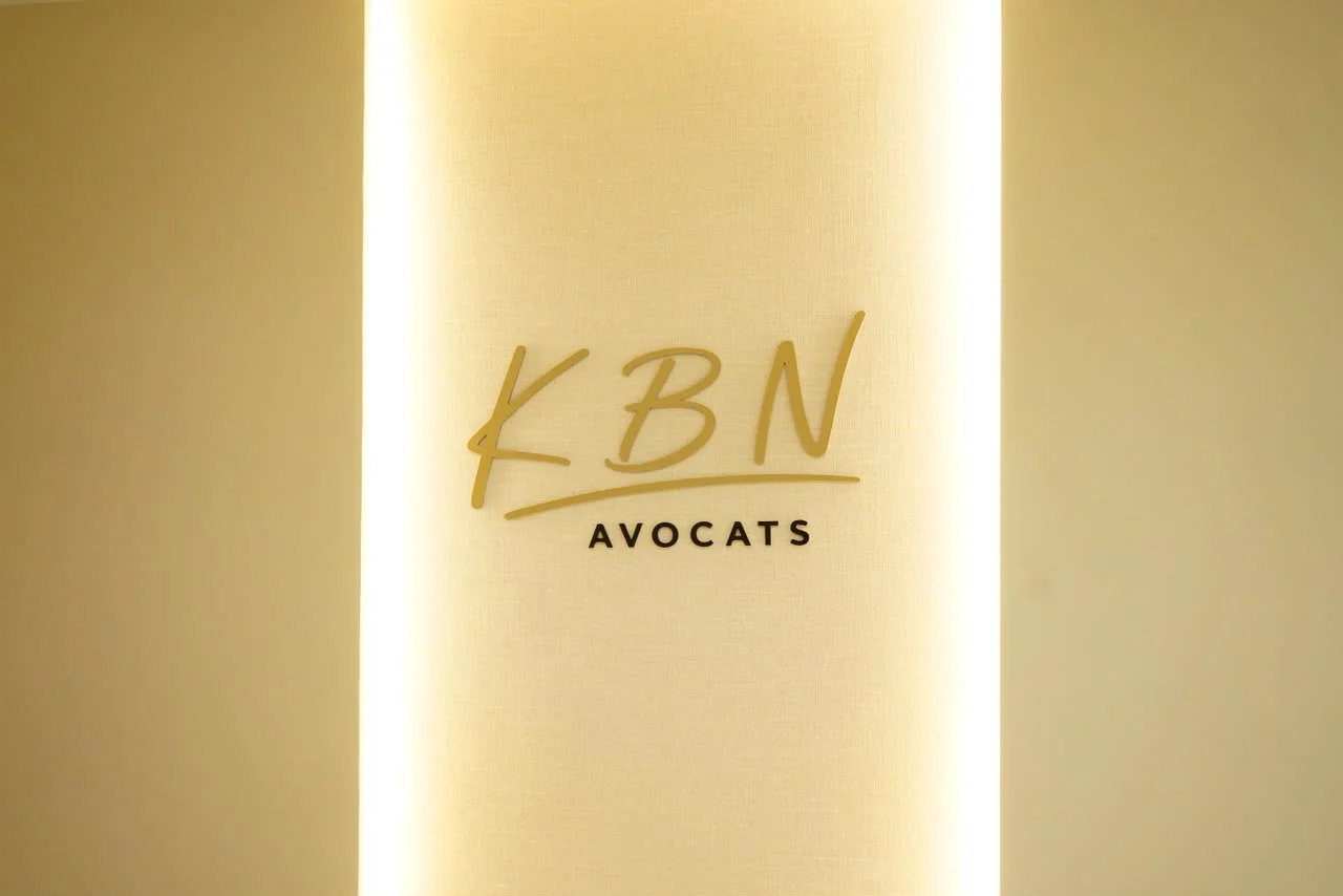 Mur lumineux avec le logo KBN Avocats
